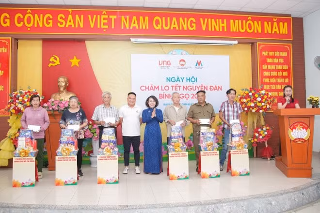 Ban tổ chức đã trao 67 phần quà Tết đến các hộ dân thuộc nhóm người cao tuổi neo đơn, gia đình chính sách và đồng bào dân tộc thiểu số có hoàn cảnh khó khăn đang sinh sống trên địa bàn phường Tân Thuận.