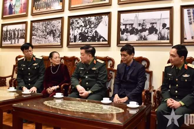Đại tướng Nguyễn Trọng Nghĩa và đoàn công tác thăm, chúc Tết đại diện gia đình nguyên Tổng Bí thư Lê Khả Phiêu. (Ảnh: QĐND)