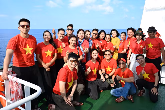 Các kiều bào tham gia Đoàn công tác số 10 thăm Đặc khu Trường Sa, tháng 4/2026. (Ảnh: Việt Hoàng)
