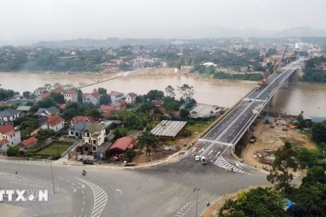 Đường dẫn lên cầu Phong Châu phía xã Lâm Thao, tỉnh Phú Thọ. (Ảnh: Đào An/TTXVN)