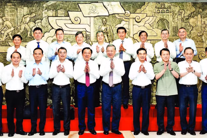 Tổng Bí thư Tô Lâm và Trưởng ban Nội chính Trung ương Phan Đình Trạc cùng các đồng chí lãnh đạo Đảng, Nhà nước tại buổi làm việc với Ban Nội chính Trung ương. (Ảnh: ĐĂNG KHOA)