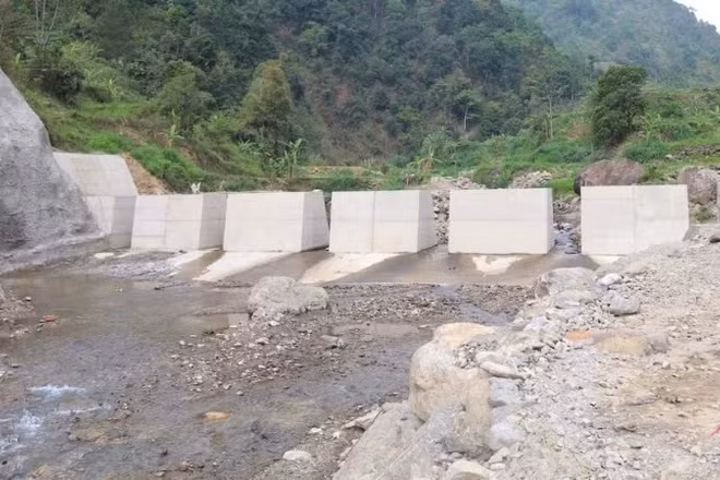 Đập Sabo ở Sơn La được xây dựng bằng vốn ODA không hoàn lại do chính phủ Nhật Bản tài trợ, giúp giảm thiểu rủi ro lũ quét và sạt lở đất. (Ảnh: THẾ ĐOÀN)
