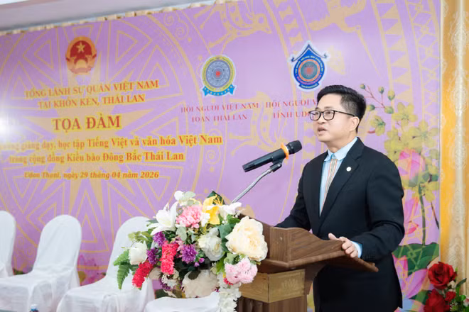 Tổng Lãnh sự Việt Nam tại Khỏn Kèn (Thái Lan) Đinh Hoàng Linh phát biểu khai mạc Tọa đàm. 