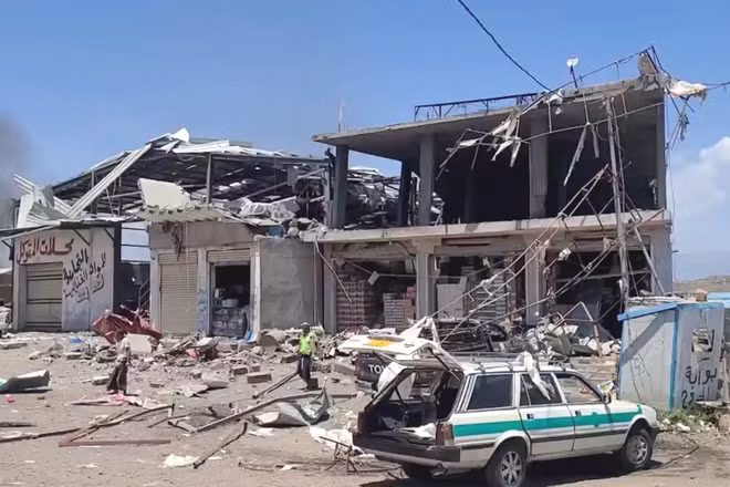 Thiệt hại sau một cuộc không kích tại tỉnh Taiz, Yemen. (Ảnh: THX/TTXVN)