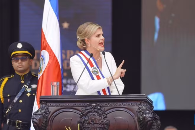 Tân Tổng thống Costa Rica Laura Fernández phát biểu trong buổi lễ bàn giao quyền lực tại San José, Costa Rica, ngày 8/5/2026. (Ảnh: XINHUA)