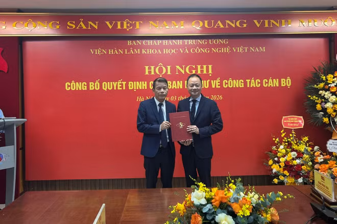Giáo sư, Tiến sĩ Trần Hồng Thái, Chủ tịch Viện Hàn lâm Khoa học và Công nghệ Việt Nam trao quyết định cho đồng chí Vũ Thanh Mai. (Ảnh: Nhật Minh)