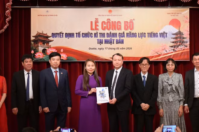 Phó Giáo sư, Tiến sĩ Nguyễn Đức Sơn - Hiệu trưởng Trường đại học Sư phạm Hà Nội trao Quyết định thành lập Hội đồng thi Kỳ thi năng lực tiếng Việt quốc gia cho đại diện đơn vị đăng cai tổ chức Kỳ thi.