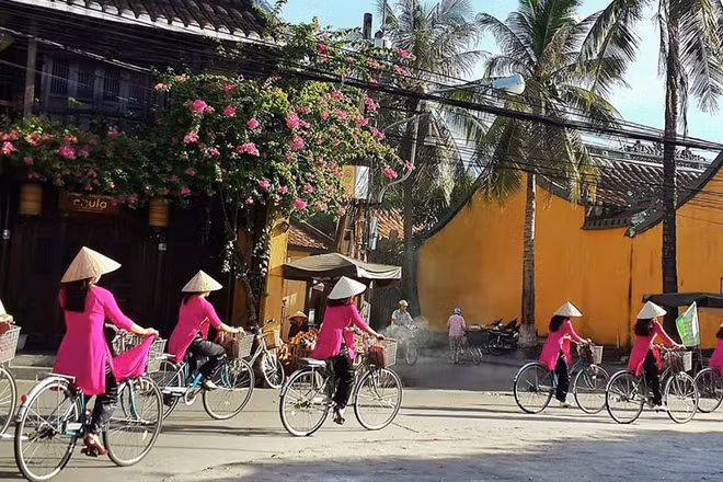 Xe đạp từ lâu đã trở thành một hình ảnh quen thuộc ở Hội An và nhiều người chọn đạp xe để cảm nhận vẻ đẹp của phố cổ. (Ảnh: Ban tổ chức)