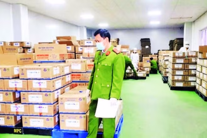 Cơ quan điều tra thu hồi hàng nghìn hộp sữa giả.