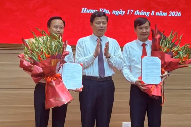 Phó Bí thư Thường trực Tỉnh ủy Hưng Yên Trần Quốc Toản trao các Quyết định của Ban Thường vụ Tỉnh ủy Hưng Yên về công tác cán bộ của Văn phòng Tỉnh ủy, Bộ phận nghiên cứu chính sách của Tỉnh ủy Hưng Yên.
