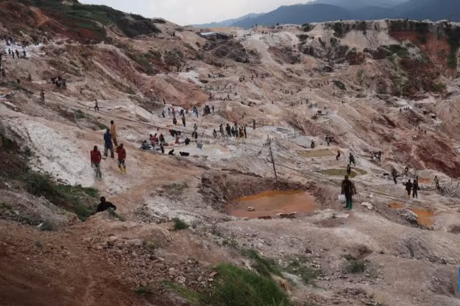Công nhân khai thác mỏ đang làm việc tại Rubaya, một thị trấn khai thác mỏ ở phía đông Cộng hòa Dân chủ Congo, ảnh chụp ngày 13/2/2025. (Ảnh: Xinhua)