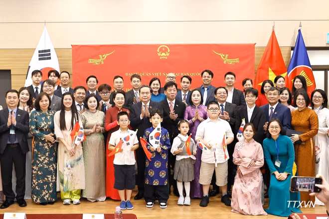 Chủ tịch Quốc hội Trần Thanh Mẫn với đại diện cộng đồng người Việt Nam tại Hàn Quốc. (Ảnh: Doãn Tấn/TTXVN) 
