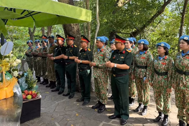 Đội Công binh số 5 (Cục Gìn giữ hòa bình Việt Nam) và đại diện Trường trung cấp Kỹ thuật Công binh tổ chức lễ dâng hương, báo công và tri ân Bác tại Khu Di tích Chủ tịch Hồ Chí Minh tại Đá Chông. (Ảnh: Cục Gìn giữ hòa bình Việt Nam)
