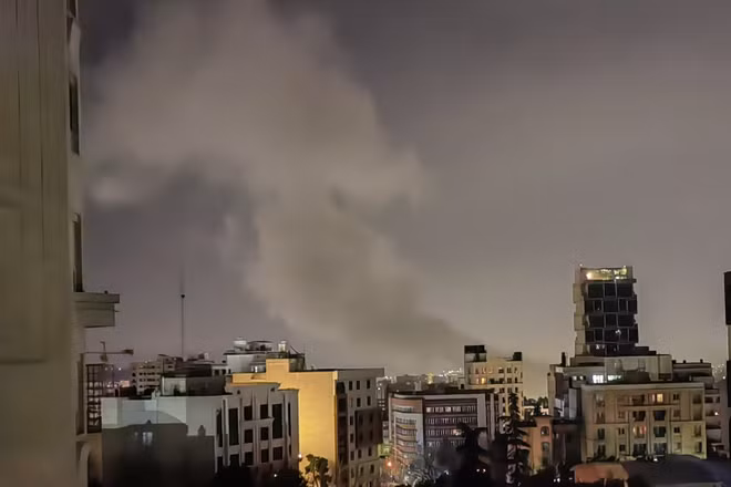 Khói bốc lên sau vụ không kích tại Tehran, Iran. (Ảnh: THX/TTXVN)