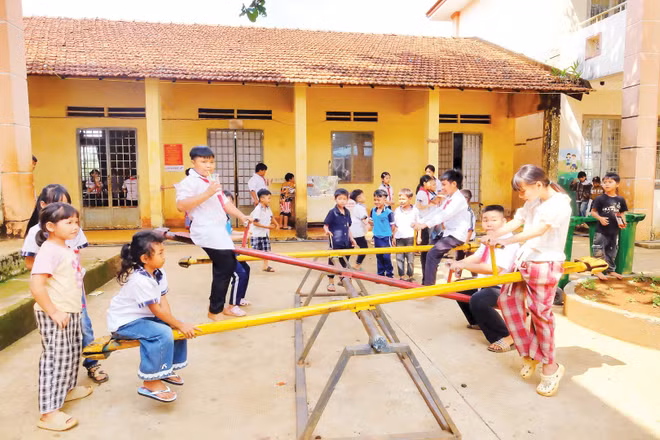Học sinh Trường tiểu học Đắk Á, xã Bù Gia Mập, vui chơi sau tiết học.