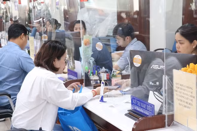 Người dân và doanh nghiệp đến nộp hồ sơ tại Trung tâm Phục vụ hành chính công tỉnh Tây Ninh được tiếp đón, hướng dẫn tận tình. (Ảnh: Bùi Giang/TTXVN)