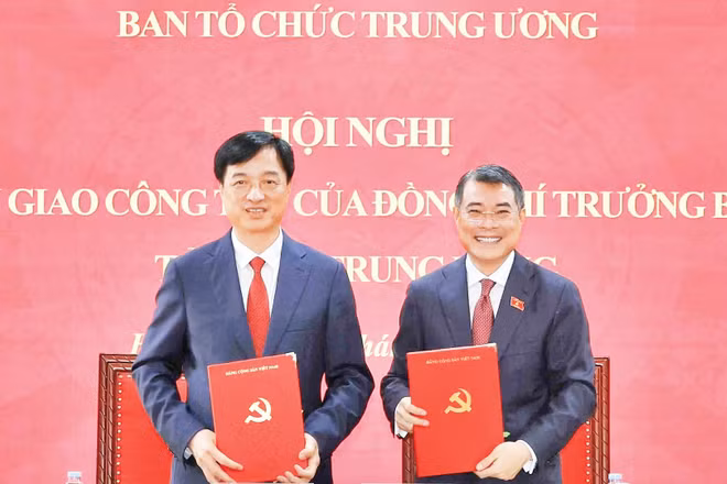 Thủ tướng Lê Minh Hưng cùng Ủy viên Bộ Chính trị, Bí thư Trung ương Đảng, Trưởng ban Tổ chức Trung ương Nguyễn Duy Ngọc ký Biên bản bàn giao nhiệm vụ. (Ảnh: TTXVN)