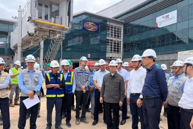 Phó Thủ tướng Trần Hồng Hà thăm, động viên, chúc Tết cán bộ, người lao động trên công trường xây dựng Cảng Hàng không quốc tế Long Thành. (Ảnh: VGP/Lê Anh)