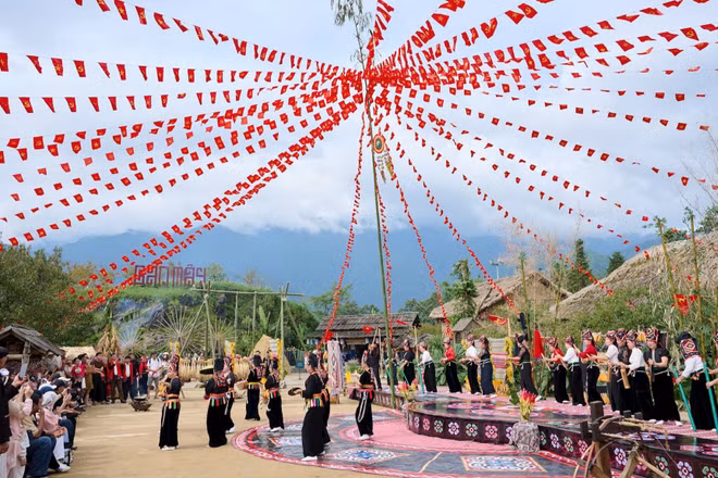 Du khách tham quan Bản Mây, Sa Pa. (Ảnh: HÀ AN)