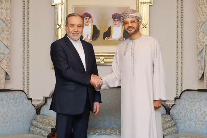 Ngoại trưởng Oman Sayyid Badr bin Hamad bin Hamood Albusaidi (bên phải) gặp Ngoại trưởng Iran Seyed Abbas Araghchi tại Muscat, Oman, ngày 6/2/2026. (Ảnh: XINHUA)