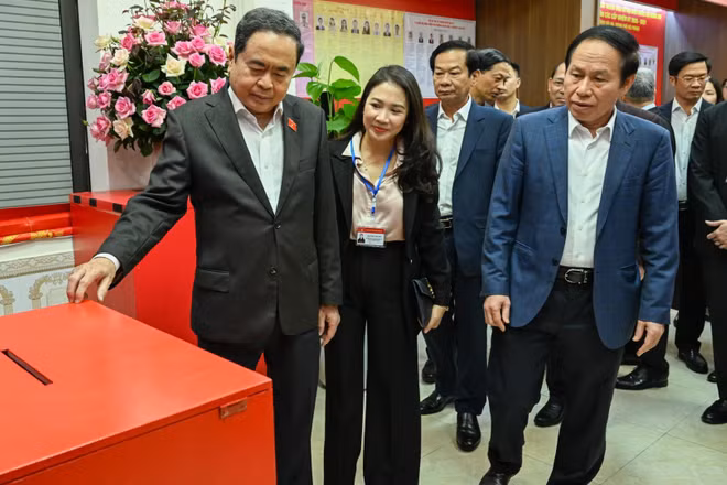 Chủ tịch Quốc hội Trần Thanh Mẫn, Chủ tịch Hội đồng Bầu cử Quốc gia kiểm tra công tác bầu cử tại phường Hải An, thành phố Hải Phòng. (Ảnh: DUY LINH)