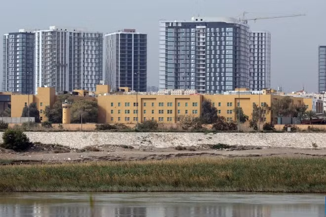 Khu vực bên ngoài Đại sứ quán Mỹ tại Iraq, ảnh chụp ngày 14/3/2026. (Ảnh: XINHUA)