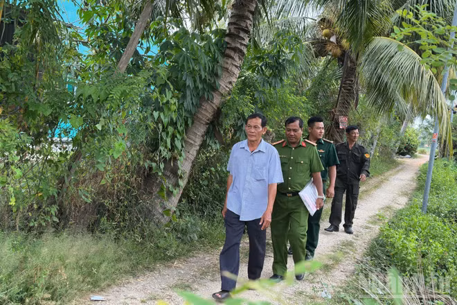 Thành viên Đội dân phòng cơ động cùng lực lượng chức năng đến nhà dân để tuyên truyền chính sách pháp luật.