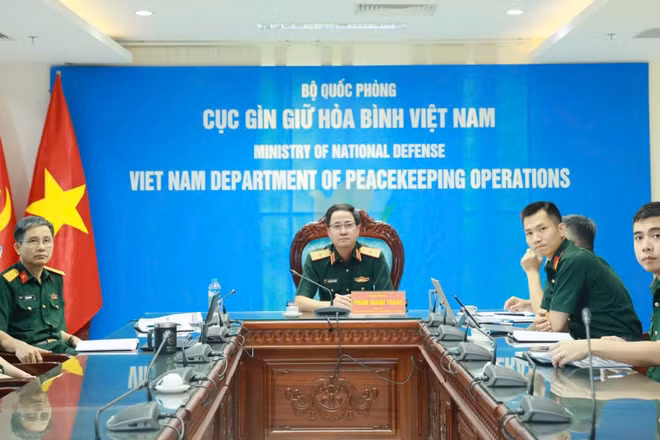 Thiếu tướng Phạm Mạnh Thắng - Cục trưởng Cục Gìn giữ hòa bình Việt Nam phát biểu tham luận tại Hội nghị. (Ảnh: VIỆT ANH)