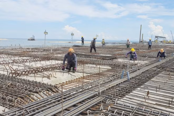 Khẩn trương thi công hạng mục bến cảng số 1 tại dự án Khu bến cảng Mỹ Thủy ở phía nam tỉnh Quảng Trị.