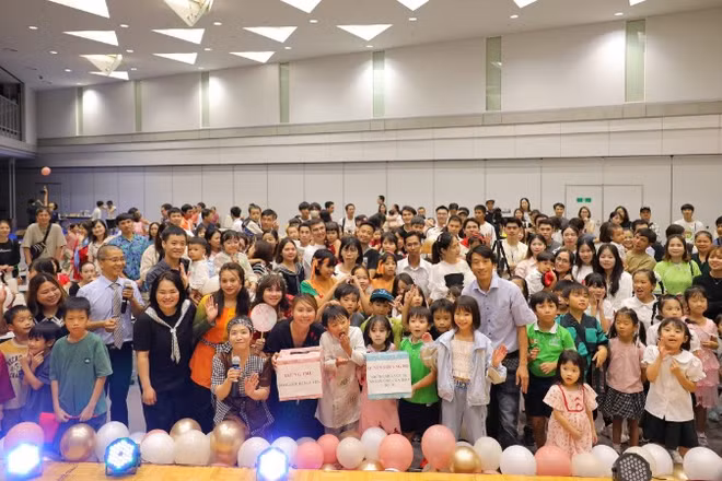 Khoảng 200 em nhỏ người Việt cùng phụ huynh đã tham gia chương trình "Vui hội Trăng rằm" tại thành phố Sakai, Nhật Bản.