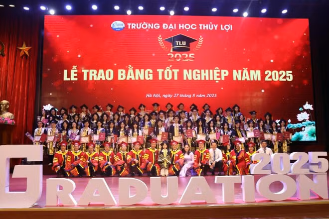 Trường đại học Thủy Lợi trao bằng đợt 2 năm 2025 cho 1.529 sinh viên đại học chính quy.