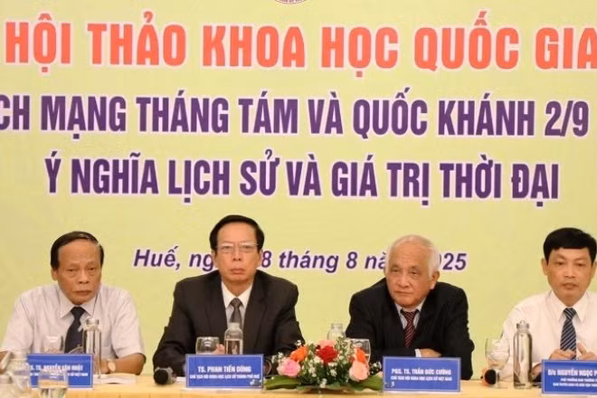 Lãnh đạo thành phố Huế cùng các nhà khoa học chủ trì tại Hội thảo.