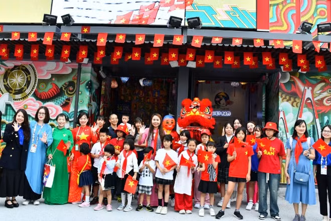 Các em học sinh, các thầy cô giáo Trường Việt ngữ Cây Tre tham gia chương trình. 