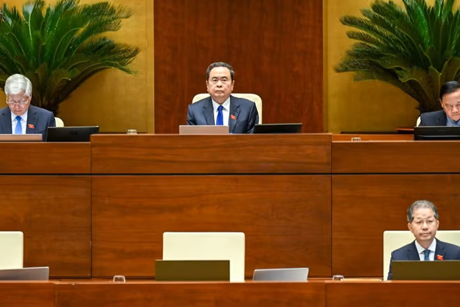 Chủ tịch Quốc hội Trần Thanh Mẫn và các Phó Chủ tịch Quốc hội chủ trì, điều hành phiên họp. (Ảnh: DUY LINH)
