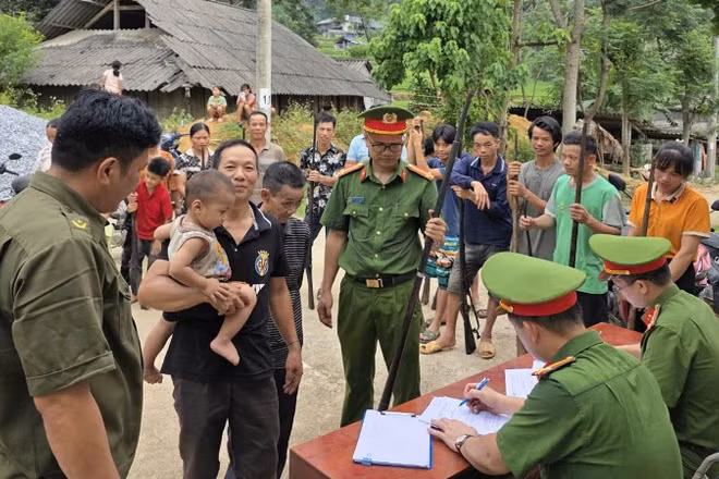 Người dân xã Thuận Hòa, tỉnh Tuyên Quang tự nguyện giao nộp vũ khí tự chế.