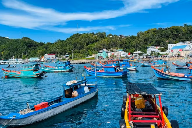 Thu nhập của người dân Nam Du chủ yếu từ du lịch và đánh bắt hải sản. (Ảnh: NAM ANH)