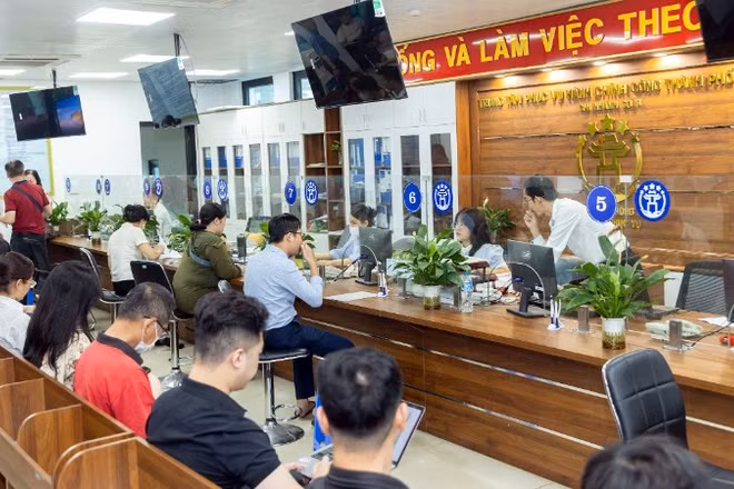 Người dân đến giải quyết thủ tục hành chính tại Trung tâm Phục vụ Hành chính công-Chi nhánh số 3-phường Đống Đa, Hà Nội. (Ảnh nhandan.vn)