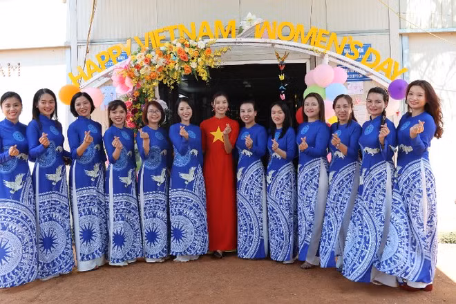 Các nữ quân nhân Bệnh viện dã chiến cấp 2 số 7 tại Phái bộ gìn giữ hòa bình Liên hợp quốc ở Nam Sudan trong tà áo dài truyền thống, chào mừng Ngày Phụ nữ Việt Nam 20/10. (Ảnh: TIẾN PHÚC)