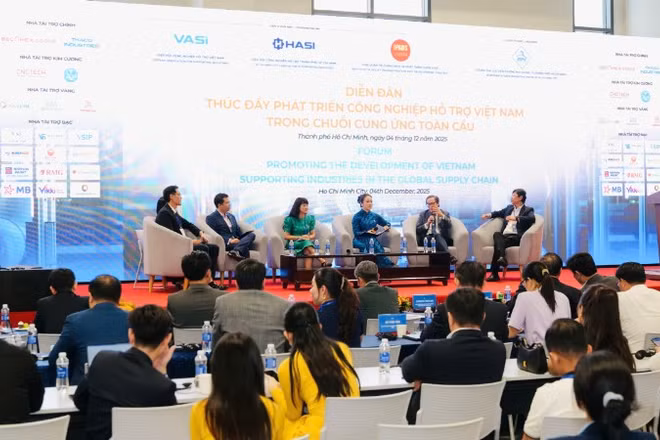 Một phiên tọa đàm chính tập trung vào giải pháp tham gia chuỗi cung ứng toàn cầu tại diễn đàn. 