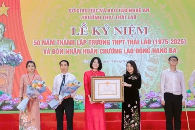 Lãnh đạo Trường trung học phổ thông Thái Lão vinh dự đón nhận Huân chương Lao động Hạng Ba. 