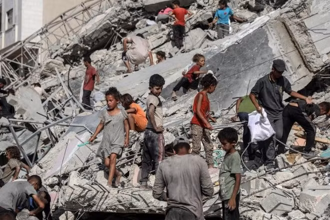 Người dân Palestine tại khu vực một tòa tháp bị phá hủy sau cuộc không kích của Israel vào thành phố Gaza ngày 6/9/2025. (Ảnh: XINHUA).