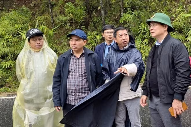 Chủ tịch Ủy ban nhân dân tỉnh Lâm Đồng Hồ Văn Mười (bìa phải) kiểm tra hiện trường và chỉ đạo công tác khắc phục sạt lở trên đèo Mimosa.
