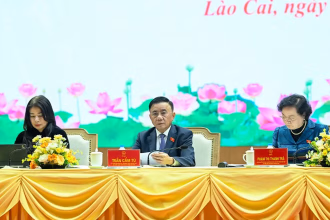 Thường trực Ban Bí thư Trần Cẩm Tú và các đại biểu dự Hội nghị tiếp xúc cử tri sau Kỳ họp thứ 10, Quốc hội Khóa XV. (Ảnh: DUY LINH)