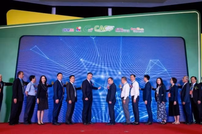 Các đại biểu thực hiện nghi thức khai mạc triển lãm.