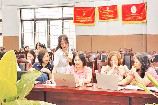 Đội ngũ cán bộ, giáo viên Trường trung học cơ sở Giảng Võ (phường Giảng Võ, thành phố Hà Nội) thường xuyên tập huấn chuyên môn để triển khai các phương pháp giáo dục mới.