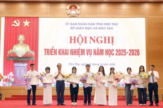 Lãnh đạo tỉnh Phú Thọ tặng bằng khen cho học sinh có thành tích xuất sắc trong Kỳ thi tốt nghiệp trung học phổ thông năm 2025. 