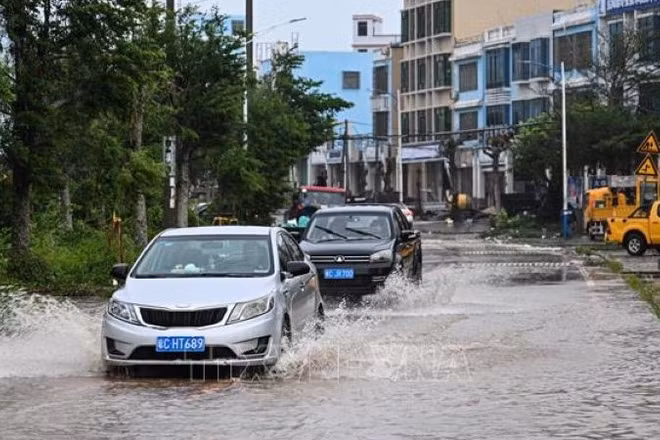 Tuyến đường bị ngập sau những trận mưa lớn do ảnh hưởng của bão Matmo tại tỉnh Hải Nam, Trung Quốc. Ảnh: THX/TTXVN
