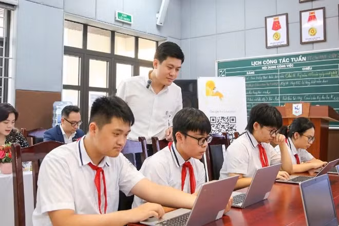 Học sinh Trường trung học cơ sở Giảng Võ (Ba Đình, Hà Nội) trong giờ học mô hình trường học số. (Ảnh minh họa: THẾ ĐẠI)