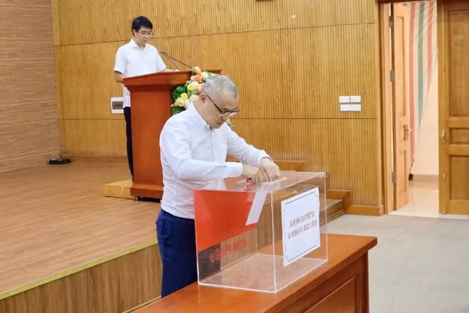 Đồng chí Phạm Đại Dương cùng toàn thể cán bộ, công chức, viên chức, người lao động Ban Chính sách, chiến lược Trung ương chia sẻ với đồng bào bị thiệt hại do bão lũ.