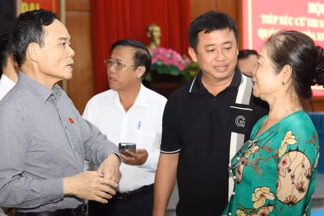 Đồng chí Trần Lưu Quang trao đổi với cử tri tại buổi tiếp xúc. (Ảnh: Ngô Tùng)